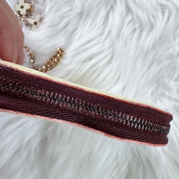 Louis Vuitton heart shaped coins bag - Picture 12 of 17